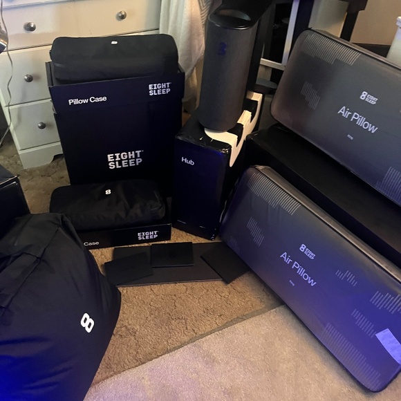 Sleep 8 hub 5 king blanket 2 air pillows and 2 covers - Picture 4 of 12